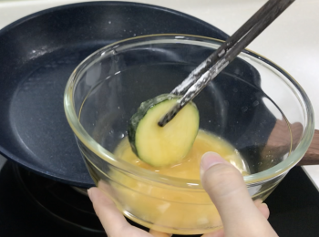 step4: 櫛瓜煎前沾蛋液