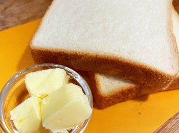 step2: 牛油放碗中，另外準備一大碗熱水，把牛油碗放熱水碗中，隔水加熱令其融化。