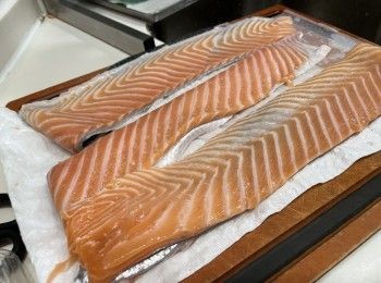 step1: 處理三文魚皮（唔好嘥三文魚肉保留同炸。）