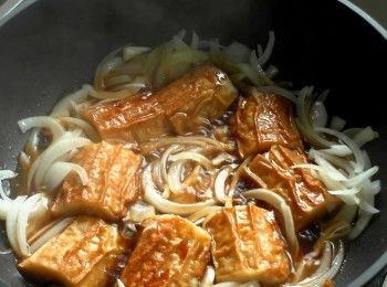 step4: 放入洋蔥絲、適量的醬汁，蓋上鍋蓋轉小火煮5-7分鐘。