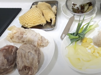 step1: 牛三寶事先洗好、川燙，辛香料和配料洗淨