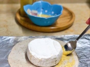 step1: 準備圓形餅皮/dough，放上芝士