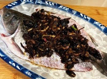 step6: 欖角調料放入紅蔥頭及陳皮拌勻，鋪在魚身上