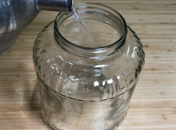 step1: 玻璃瓶高溫消毒殺菌，晾乾備用