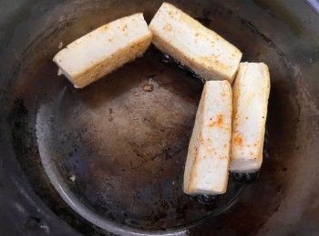 step7: 餘下的幾面可按需要煎香（我便把各個面都煎至金黃色），不煎也沒所謂喔。完成後上碟即可。