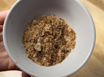 step4: 將木魚花放進攪拌器中拌碎，取出備用。