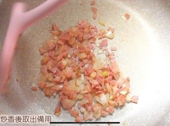 step1: 將煙肉，洋蔥切碎後放在平底鍋炒出香氣盛起在碗備用。