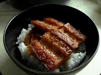 step5: 將竹輪與洋蔥鋪在白飯上，淋上醬汁撒上蔥花即可。