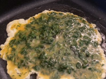 step2: 艾葉切碎，雞蛋放適量鹽打散後 加入切碎的艾葉，攪拌均勻即可，冷鍋下油至八成熱，倒入雞蛋液，煎至兩邊金黃色，幹水即可