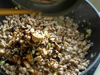 step3: 加入乾香菇、五香粉、黑胡椒粉拌炒均勻。