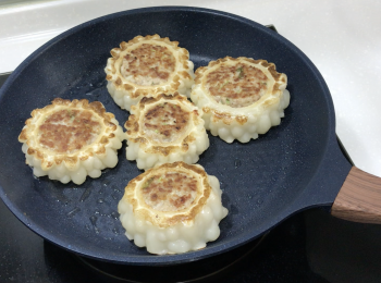 step6: 加油，中火把苦瓜封肉兩面煎至金黃