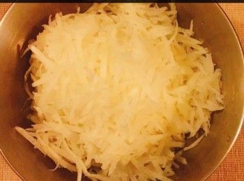 step3: 將白蘿蔔洗淨，去皮後以刨絲器刨成絲備用。