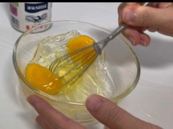 step2: 將兩隻雞蛋打散