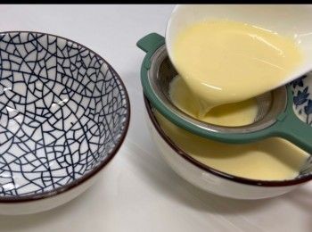 step5: 將蛋液過篩，以隔走泡泡和多餘的蛋白，讓燉蛋的口感更順滑。