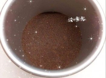 step1: <span class="group_1">餅底</span>： 1. 先將消化餅打碎成幼沙狀 2. 牛油加熱至溶化成牛油溶液（可用微波爐加熱），加入餅碎和可可粉，拌勻 3. 然後放入蛋糕模具，平均壓實成<span class="group_1">餅底</span>，放進冰格 4. 冷凍至凝結，備用