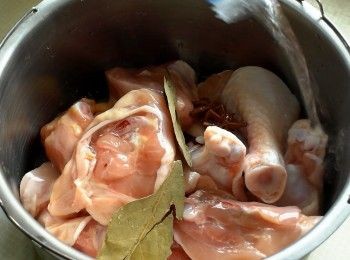 step2: 內鍋放入一部分薑片、一部分蔥段與雞肉塊。放入電鍋蒸30分鐘。