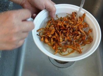 step3: 蟲草花洗淨後 浸洗10分鐘 水留用