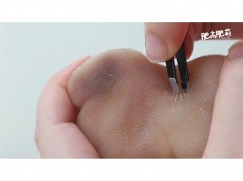 step3: 將豬腳洗淨, 如果有豬毛就當敵人一樣去除吧~~