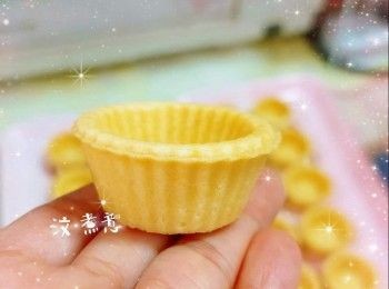 step8: 然後將<span class="group_1">蛋漿</span>加入<span class="group_2">撻皮</span>內（8-9成滿），蓋上蓋子，焗1.5分鐘後，稍微打開蓋子（避免<span class="group_1">蛋漿</span>脹大得太快太高，當<span class="group_1">蛋漿</span>冷卻時，蛋面就不會下陷），蓋
上蓋子，用餘溫再焗1-1.5分鐘，至<span class="group_1">蛋漿</span>微微脹起及呈亮面，內外熟透即成（可以用牙簽插入<span class="group_1">蛋漿</span>，如牙簽可以竪立起來，即代表熟透；放涼後，<span class="group_1">蛋漿</span>表面會慢慢撫平）