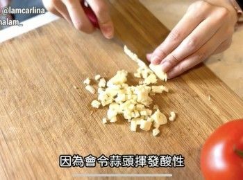 step2: 蒜頭、番茄、番茜、辣椒切碎。