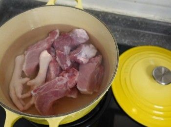 step4: 豬脊骨冷水開始汆水 汆水後洗淨