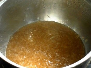 step2: 鍋中放入洋蔥以及白酒。以中小火煮至剩下原本的1/4。
