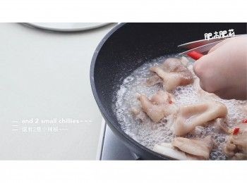 step7: 最後就可以加½ 茶匙糖, 還有2隻小辣椒, 再加½ 茶匙麻油調味