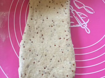 step5: 鬆弛後再桿成長條形，將麵團由下至上捲起。