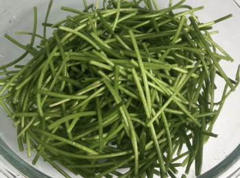 step1: 水蓮摘掉乾枯部分，煮前浸泡水15分鐘，再用水洗淨，剪掉尾部，剪段