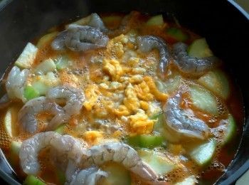 step5: 加入炒好的雞蛋以及蝦仁，蝦仁全熟後用鹽與糖調味。