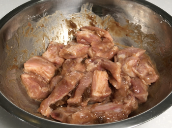 step4: 排骨加粟粉拌勻，加酸梅醬拌勻，加食用油拌勻，冷藏醃半小時至兩小時