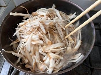 step4: 燒熱鍋、下麻油，待油熱後加入牛蒡絲炒香。