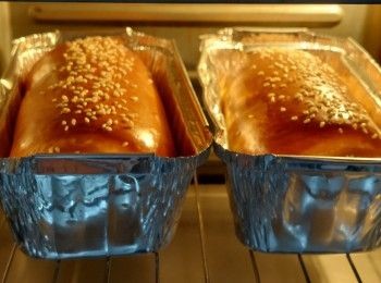 step3: 氣炸140度20分鐘，如未熟氣炸多5分鐘上，取出放涼，用刀平均切開麵包，不要切斷，麵包裡面搽上蒜蓉醬，再放返入烤盤，氣炸150度5分鐘，每個氣炸鍋火力唔同，有需要自行調節，我提供爐溫時間只作參考之用