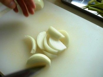 step1: 蔥切段。薑切片。洋蔥切大塊。