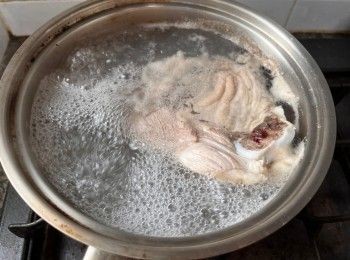 step4: 再煮1分鐘以煮出豬肉的多餘油脂和雜質，用清水洗淨豬𦟌備用。