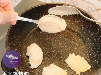 step5: 平底鑊熱油，將雞肉泥用兩隻匙羹捏成橢圓形放下，煎至兩面金黃色熟透即可 (詳情看youtube)
