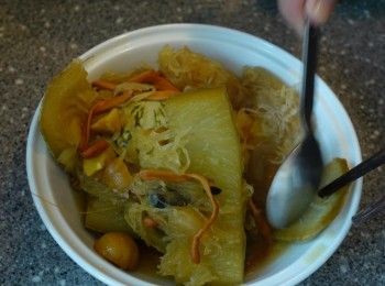 step6: 所有材料放入2.5公升水內 先煲90分鐘， 90分鐘後取出魚翅瓜 用匙羹刮出肉