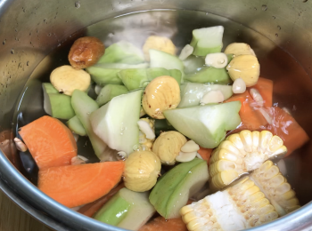 step2: 把所有材料放進壓力鍋，加水，大火煮至第2條壓力線，轉小火煮10分鐘