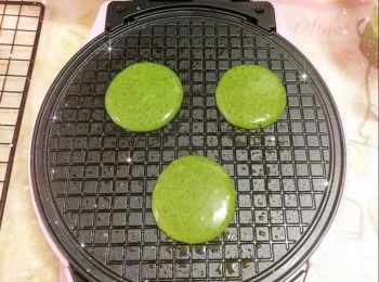 step2: 預熱電烤爐2分鐘（待紅燈亮起計），在烤盤上塗上少許油 2. 加入1小匙（約5-10 ml）粉漿於模具中（1小匙1塊；1次可做3塊），蓋上蓋子（夾緊，壓平粉漿），焗約2.5-3分鐘（至表面金黃），放涼