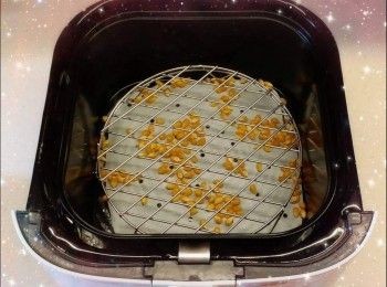 step5: 另一做法：可使用氣炸鍋製作原味<span class="group_1">爆谷</span> 1. 將<span class="group_1">爆谷</span>粟米粒放入氣炸鍋炸籃，然後在上面放上 2. 烤架（防止<span class="group_1">爆谷</span>粟米粒爆開時，彈起和噴濺到頂部的發熱線） 3. 預熱3分鐘（200°），氣炸大概8-12分鐘，慢慢（約2分鐘左右）會聽到<span class="group_1">爆谷</span>的爆跳聲，當爆跳聲 4. 完全停止後，待30秒後才取出炸籃