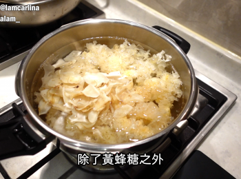 step4: 1.6公升的水，除了黃蜂糖之外，將所有材料放入。不用分先後次序。
用大火煲滾10分鐘，然後轉中小火煲20分鐘可以了。