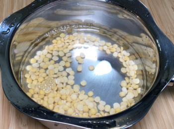 step1: 馬豆用水洗淨，泡水4小時以上，加水煮25分鐘