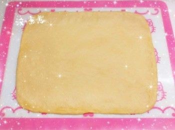 step4: 用麵棍壓平粉團成一大片長方形（24×30 cm）