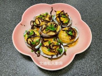 step6: 鲍鱼面洒上葱粒，赞上滚油，再落少许美极或生抽調味，即完成。