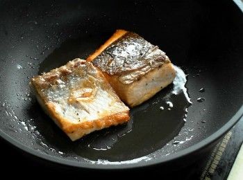 step5: 熱鍋加油，魚皮面朝下放入鮭魚。觀察鮭魚側面，差不多熟到1/3高度的時候翻面。煎至全熟即可。