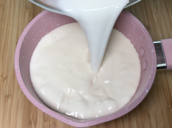 step2: 粟粉加水，拌勻，白糖加花奶和椰漿，拌勻，再加入粟粉水