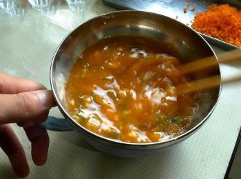 step1: 胡蘿蔔切末。蔥切蔥花。雞蛋加入所有調味料以及蔥花後打散。