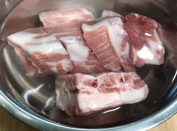 step1: 冷凍排骨浸泡鹽水半小時