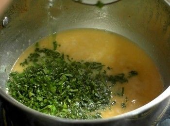 step4: 奶油全部放完後，接著放入少許鹽、糖以及香菜末拌勻即可，完成後放在旁邊備用。