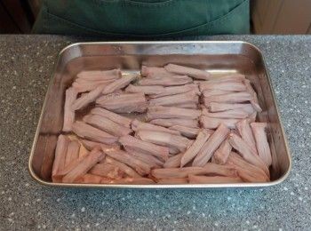 step1: 鴨舌解凍後浸稀釋鹽水 30分譫